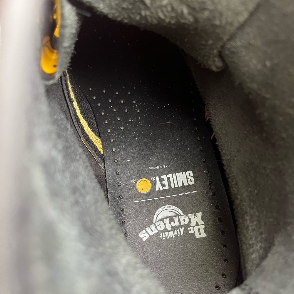 Smiley Dr Marten Limited Edition - Picture 8 of 15